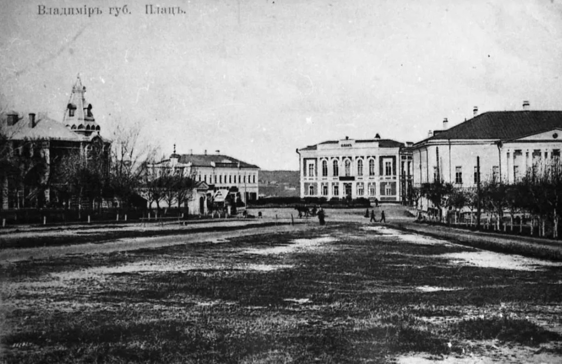 А вы знали, что когда-то Дом офицеров был своего рода клубом для местных аристократов? В здании Дворянского собрания не только решали серьезные вопросы, но могли и перекинуться в картишки или поглазеть на вышедших в свет благородных девиц