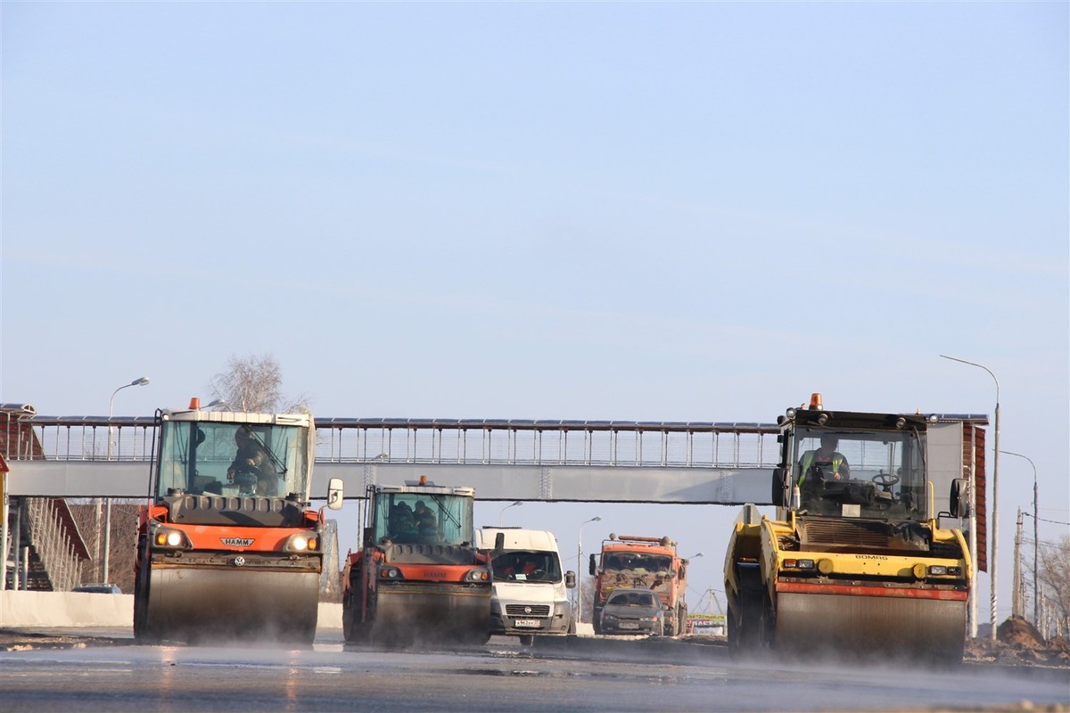 Три важные «дорожные» новости. На двух участках уличной дорожной сети запретили парковку, а на Пекинке продолжается монтаж надземных пешеходных переходов