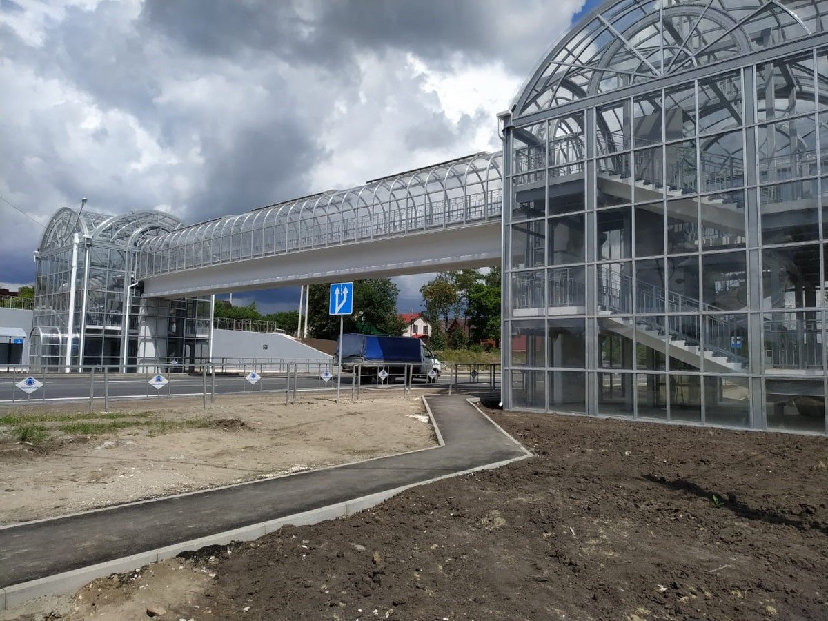 Три важные «дорожные» новости. На двух участках уличной дорожной сети запретили парковку, а на Пекинке продолжается монтаж надземных пешеходных переходов