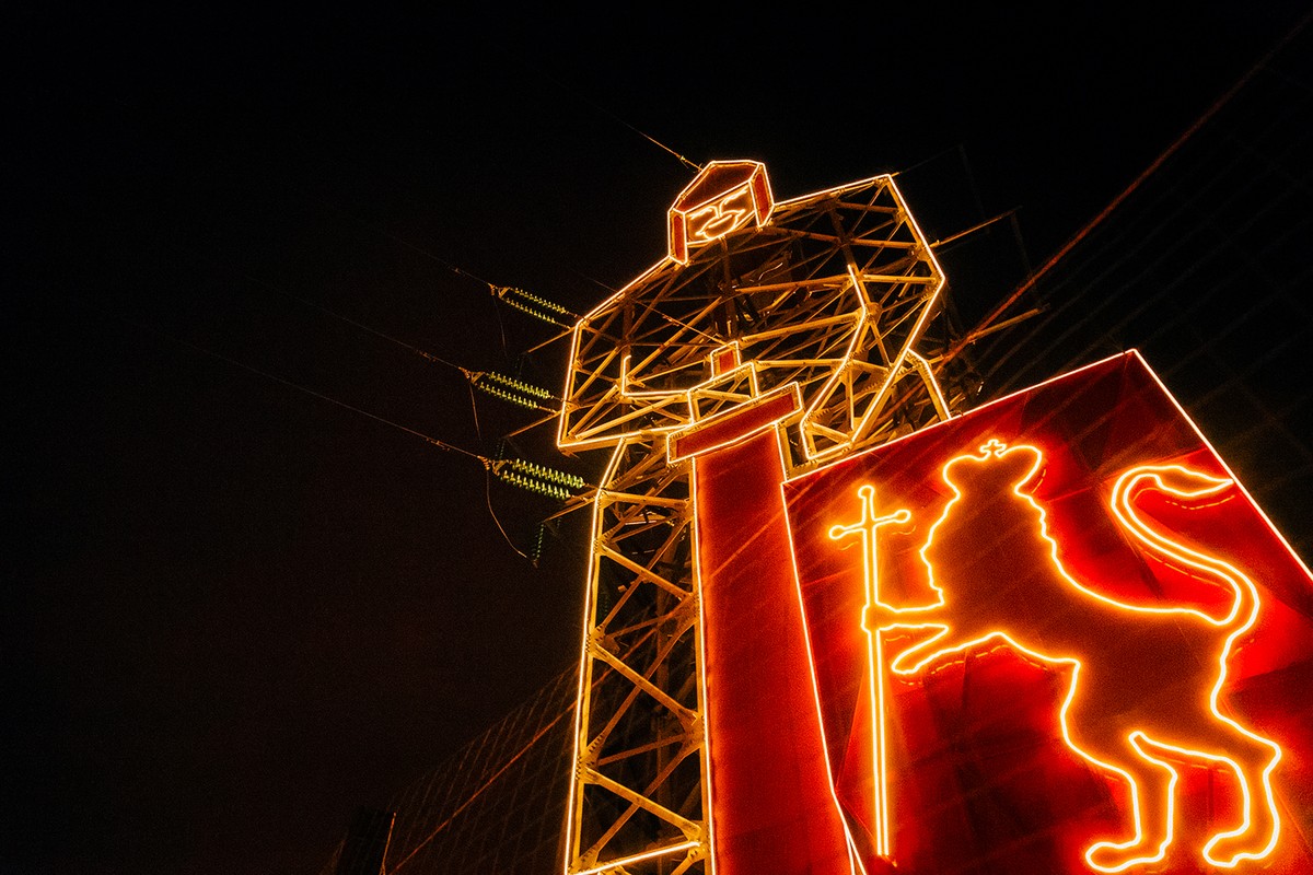 Три важные «дорожные» новости. На двух участках уличной дорожной сети запретили парковку, а на Пекинке продолжается монтаж надземных пешеходных переходов