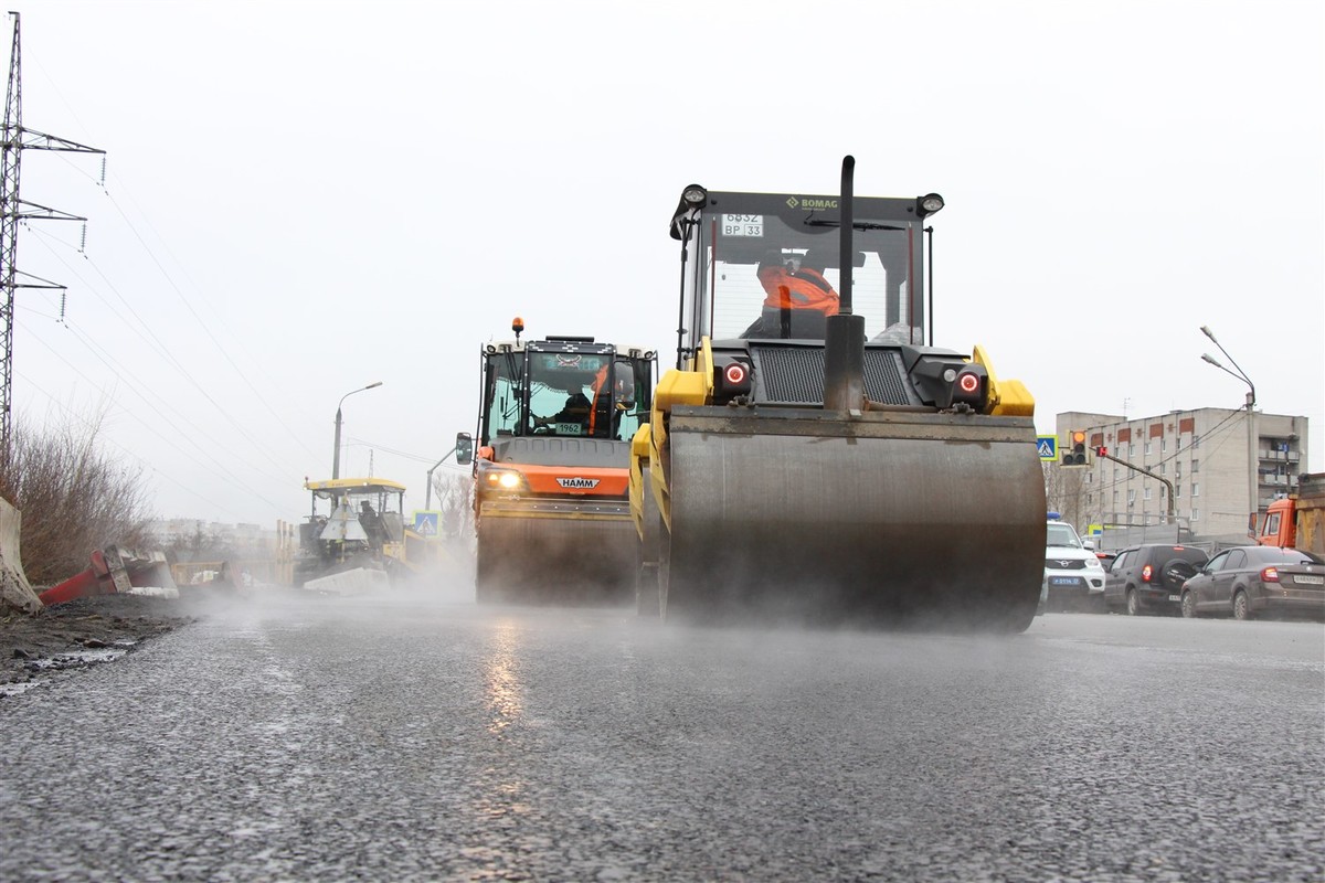 Три важные «дорожные» новости. На двух участках уличной дорожной сети запретили парковку, а на Пекинке продолжается монтаж надземных пешеходных переходов
