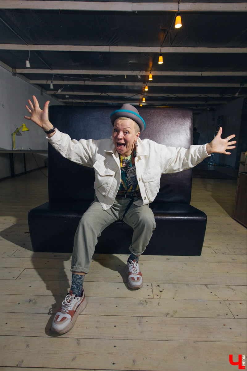 Создатель выставки “OUT.Наружу” Анастасия Вавилова очень любит красиво одеваться, не затрачивая при этом слишком больших денег