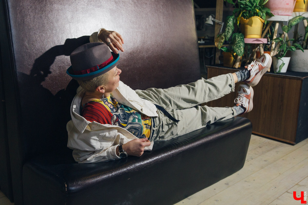 Создатель выставки “OUT.Наружу” Анастасия Вавилова очень любит красиво одеваться, не затрачивая при этом слишком больших денег