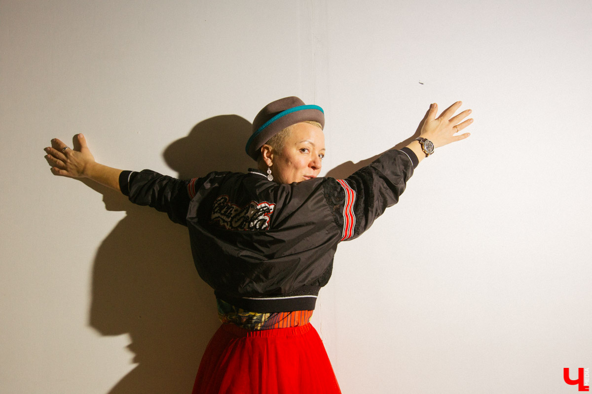 Создатель выставки “OUT.Наружу” Анастасия Вавилова очень любит красиво одеваться, не затрачивая при этом слишком больших денег