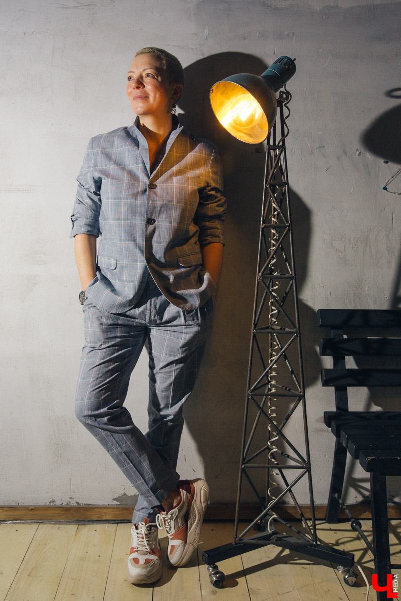 Создатель выставки “OUT.Наружу” Анастасия Вавилова очень любит красиво одеваться, не затрачивая при этом слишком больших денег