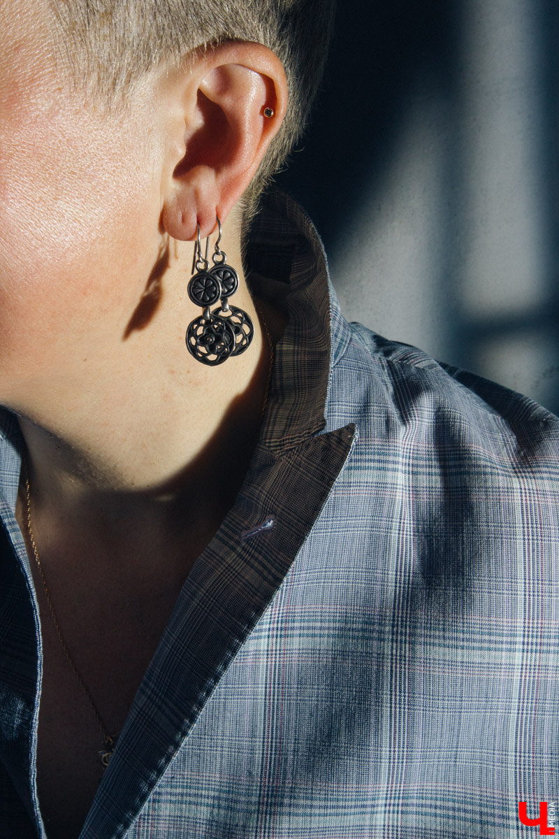 Создатель выставки “OUT.Наружу” Анастасия Вавилова очень любит красиво одеваться, не затрачивая при этом слишком больших денег