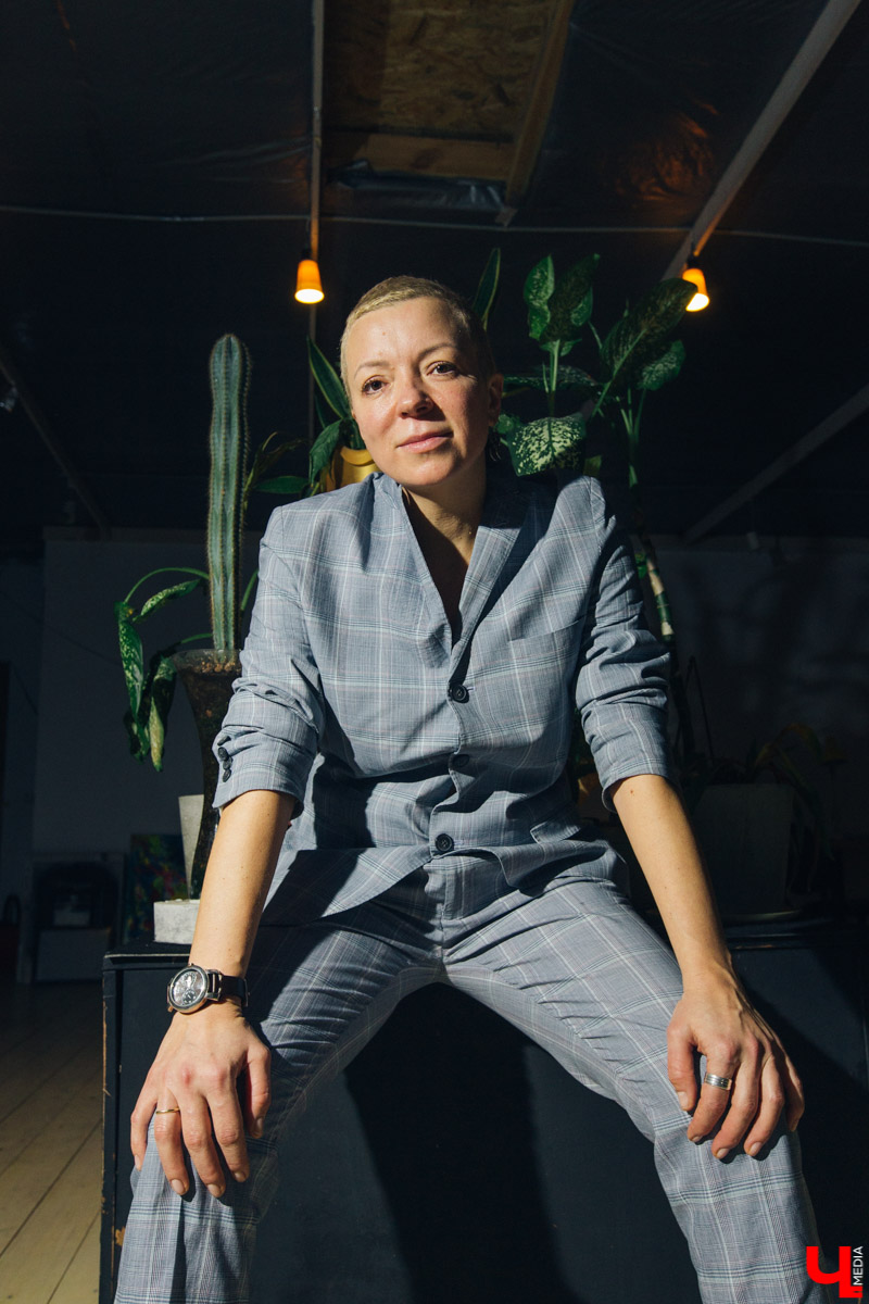 Создатель выставки “OUT.Наружу” Анастасия Вавилова очень любит красиво одеваться, не затрачивая при этом слишком больших денег