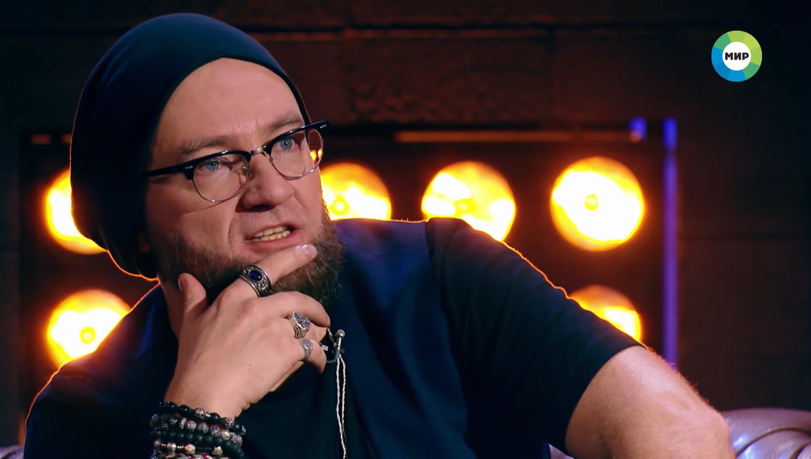 Герои владимирского рока - группа «Рекорд Оркестр» во главе с гитаристом Алексеем Барышевым и вокалистом Тимофеем Копыловым - побывали в гостях у музыканта, актера и шоумена Алексея Кортнева в его программе «Ночной экспресс», которая выходит в эфир на телеканале «Мир ТВ»