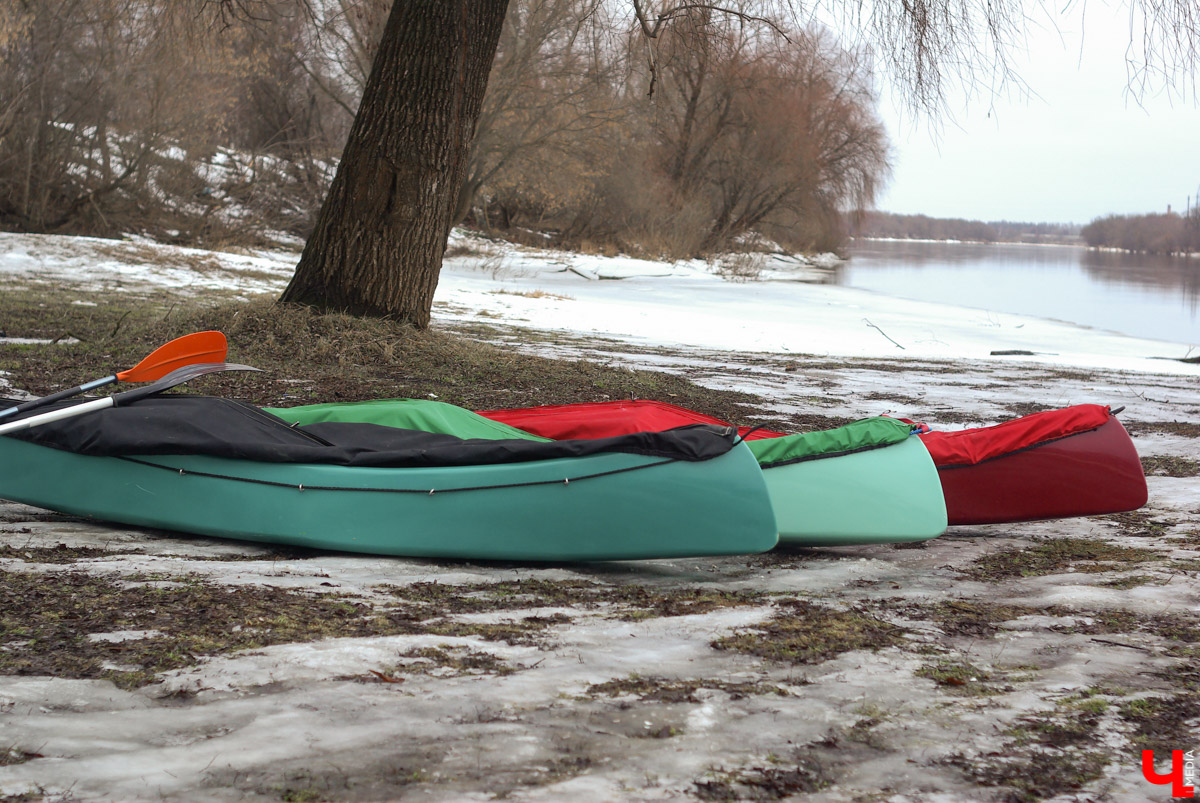 В январе на реку вышли ребята на каяках, разработанных специально для Клязьмы