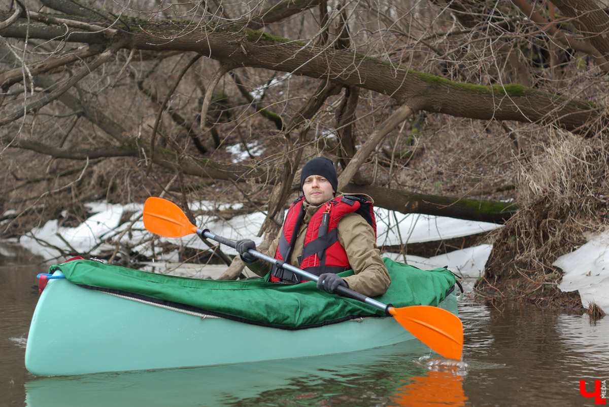 В январе на реку вышли ребята на каяках, разработанных специально для Клязьмы