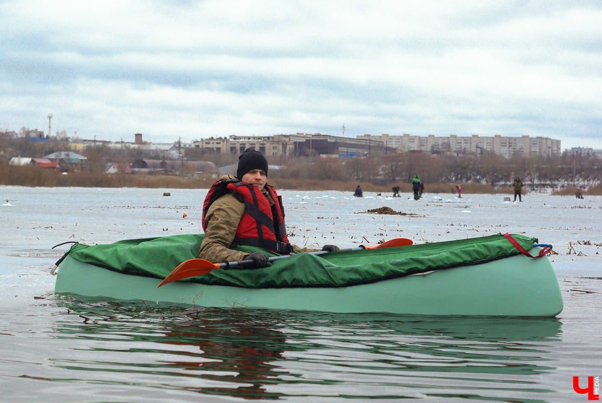 В январе на реку вышли ребята на каяках, разработанных специально для Клязьмы