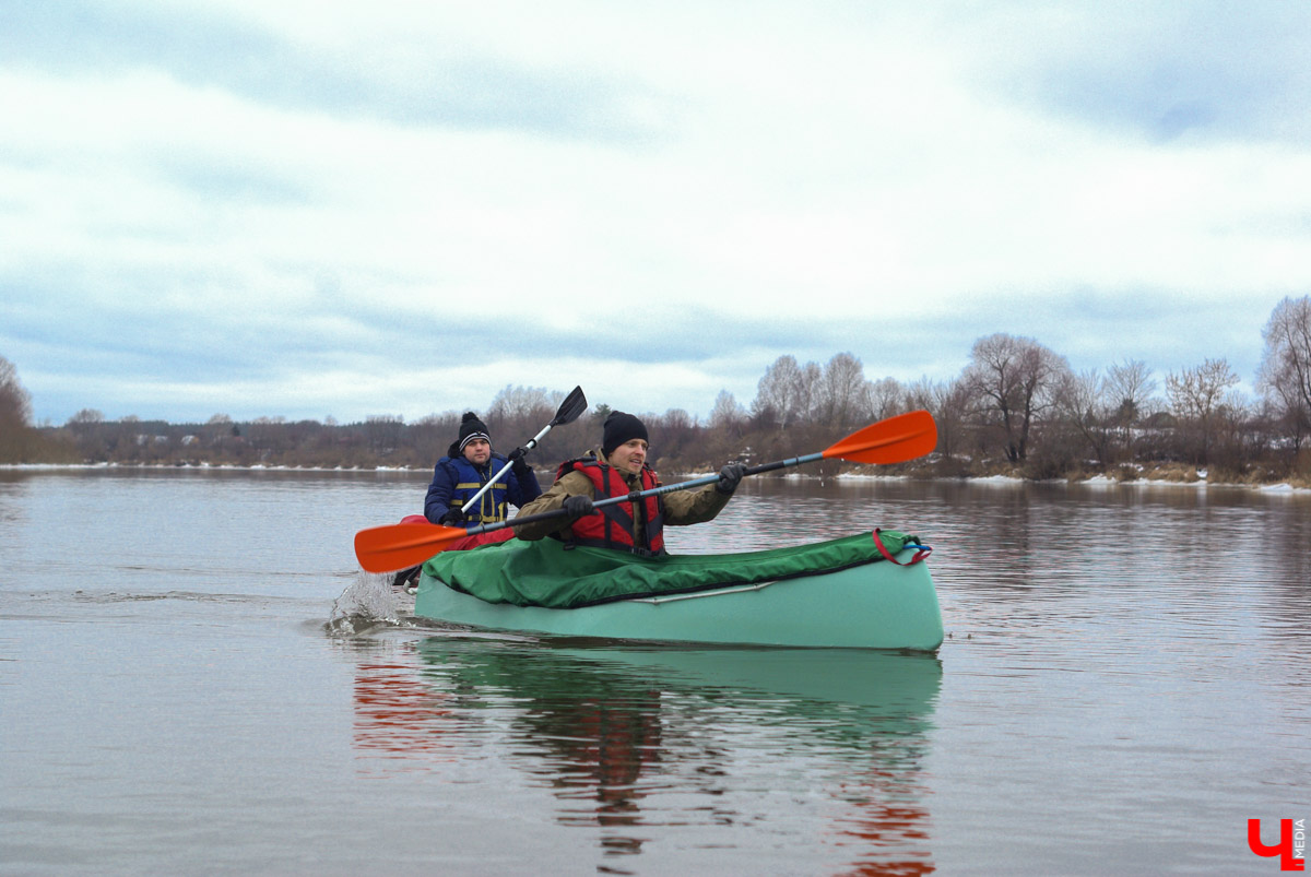В январе на реку вышли ребята на каяках, разработанных специально для Клязьмы
