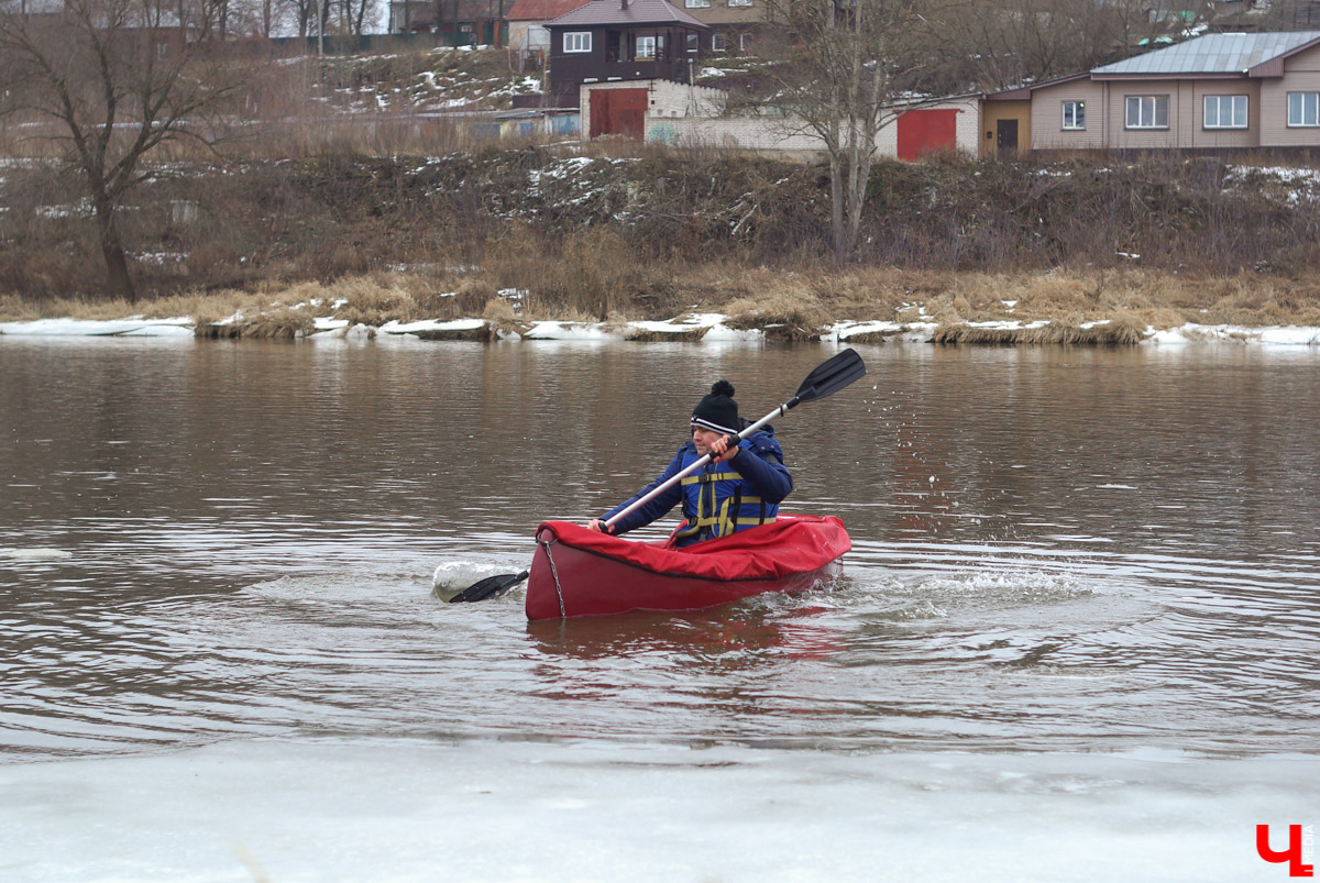 В январе на реку вышли ребята на каяках, разработанных специально для Клязьмы