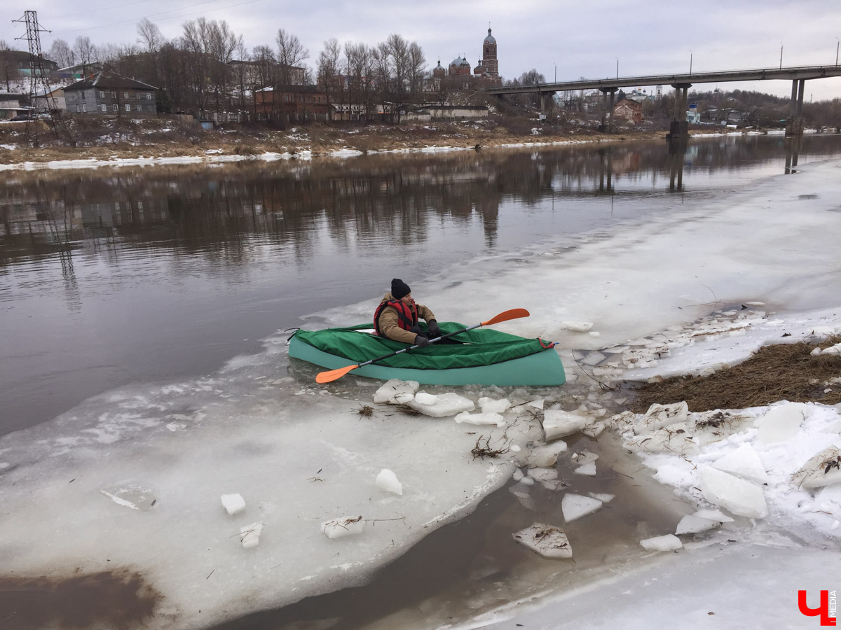 В январе на реку вышли ребята на каяках, разработанных специально для Клязьмы