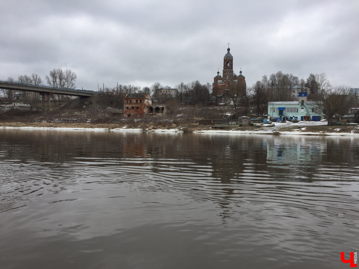 В январе на реку вышли ребята на каяках, разработанных специально для Клязьмы