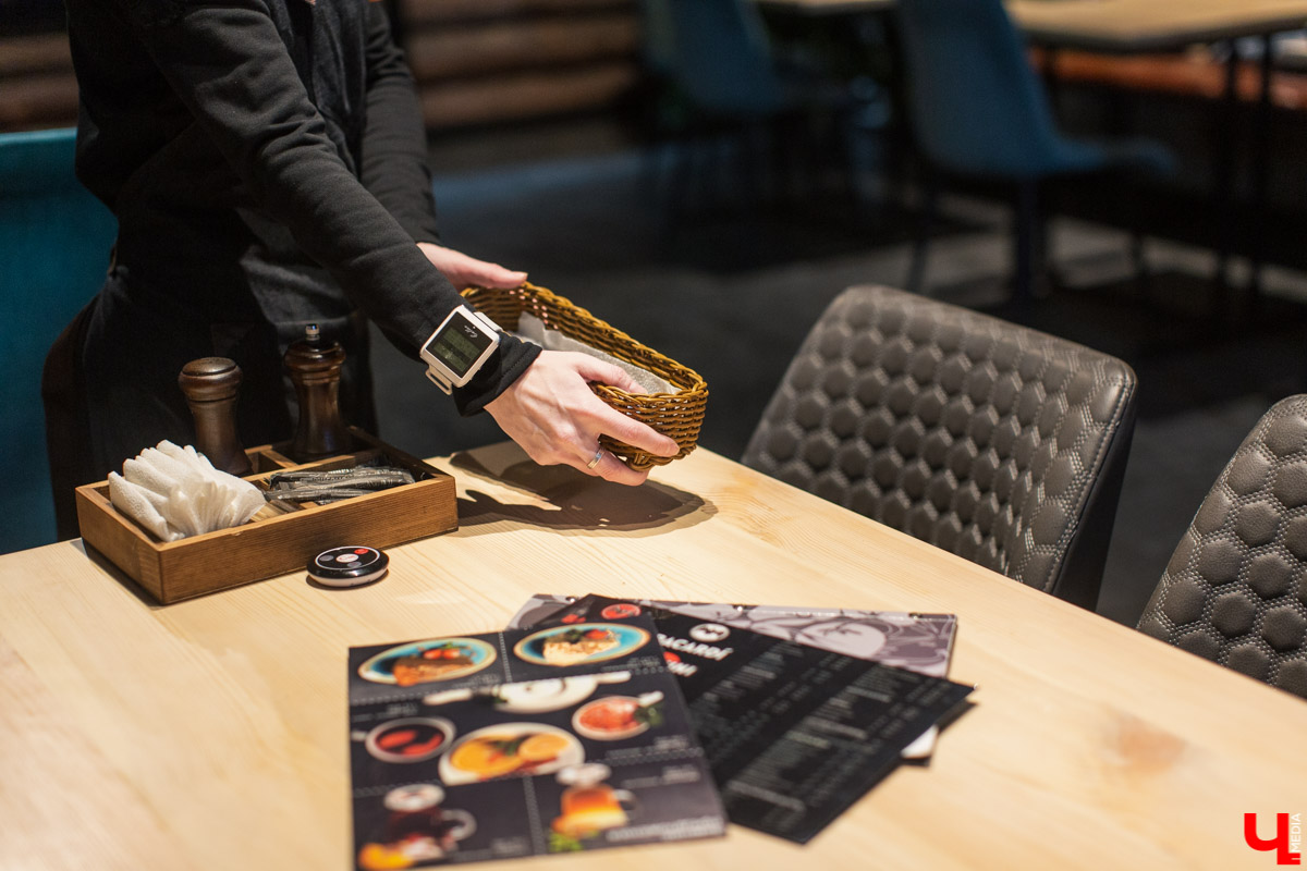 Каково это: работать официантом в ресторане? Как устроена вся эта «кухня»? Журналист испытала это на себе