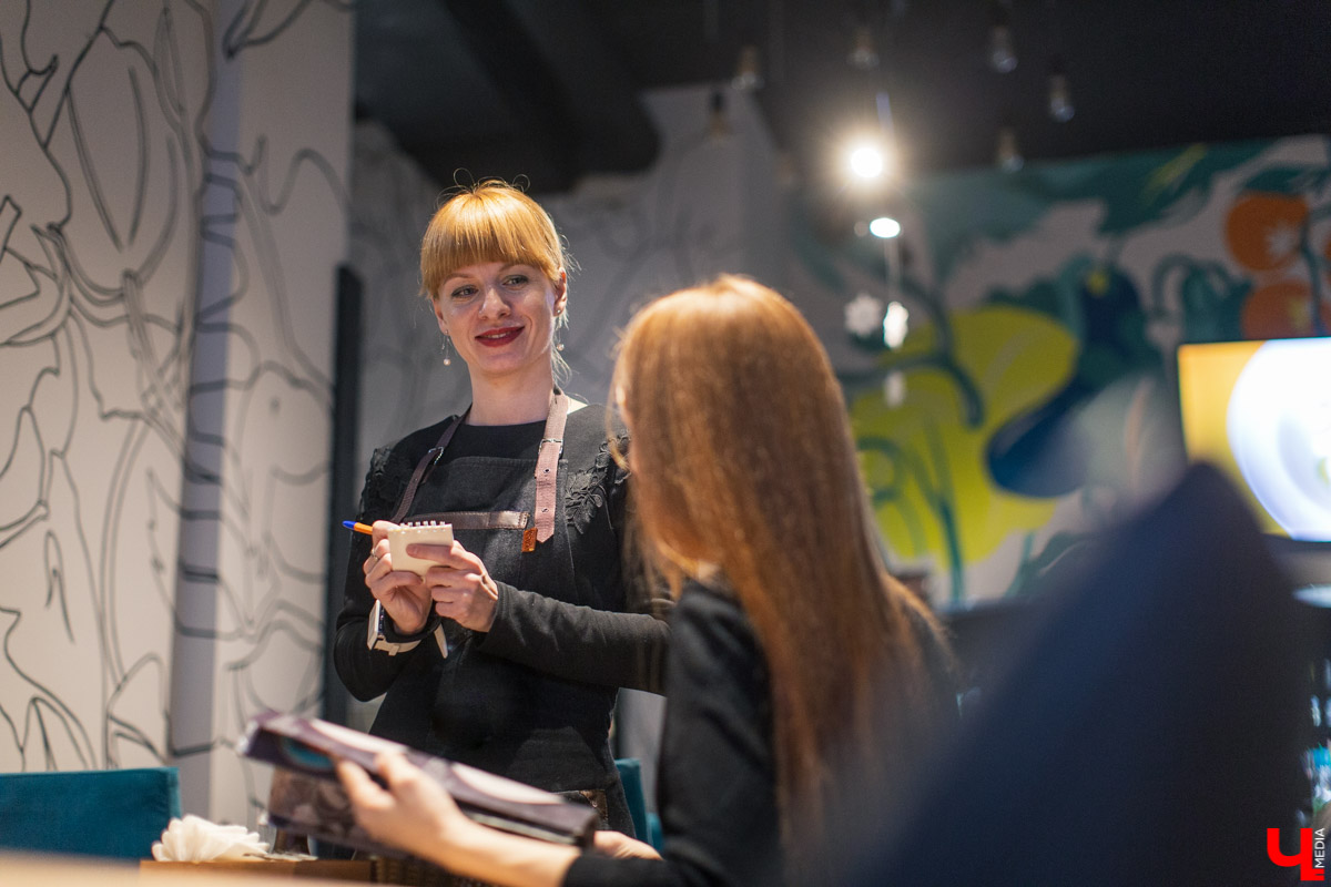 Каково это: работать официантом в ресторане? Как устроена вся эта «кухня»? Журналист испытала это на себе