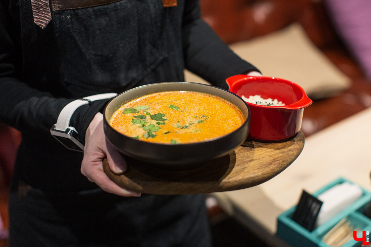 Каково это: работать официантом в ресторане? Как устроена вся эта «кухня»? Журналист испытала это на себе