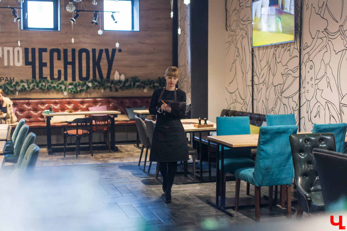 Каково это: работать официантом в ресторане? Как устроена вся эта «кухня»? Журналист испытала это на себе