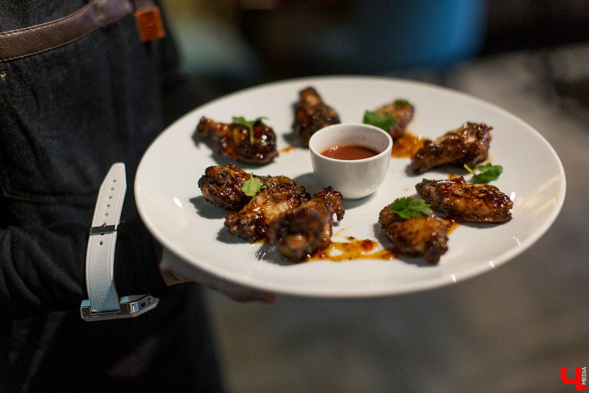 Каково это: работать официантом в ресторане? Как устроена вся эта «кухня»? Журналист испытала это на себе