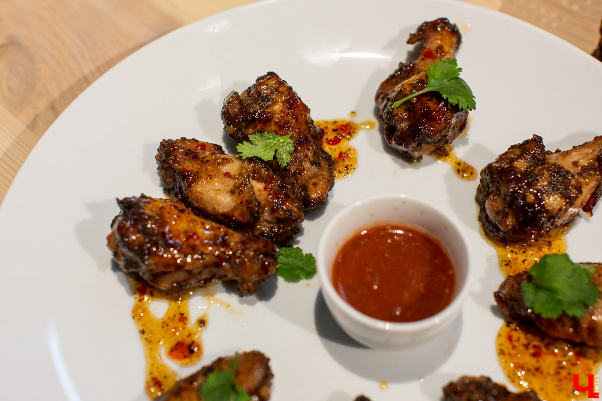 Каково это: работать официантом в ресторане? Как устроена вся эта «кухня»? Журналист испытала это на себе