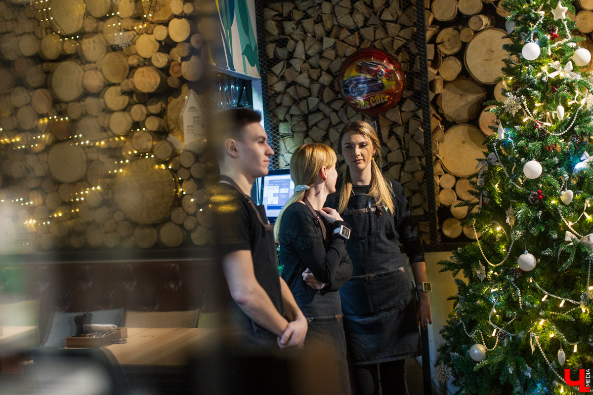 Каково это: работать официантом в ресторане? Как устроена вся эта «кухня»? Журналист испытала это на себе