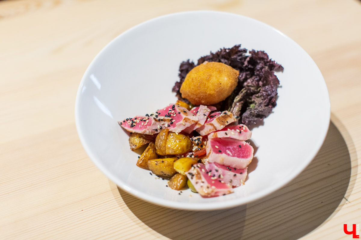 Каково это: работать официантом в ресторане? Как устроена вся эта «кухня»? Журналист испытала это на себе