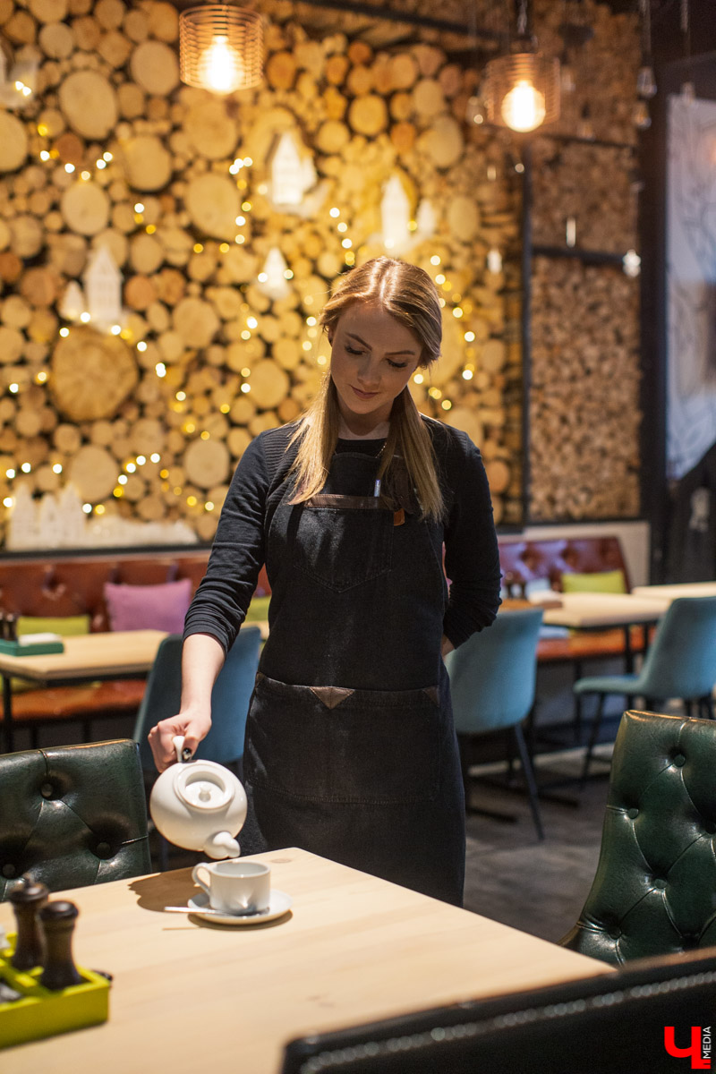 Каково это: работать официантом в ресторане? Как устроена вся эта «кухня»? Журналист испытала это на себе