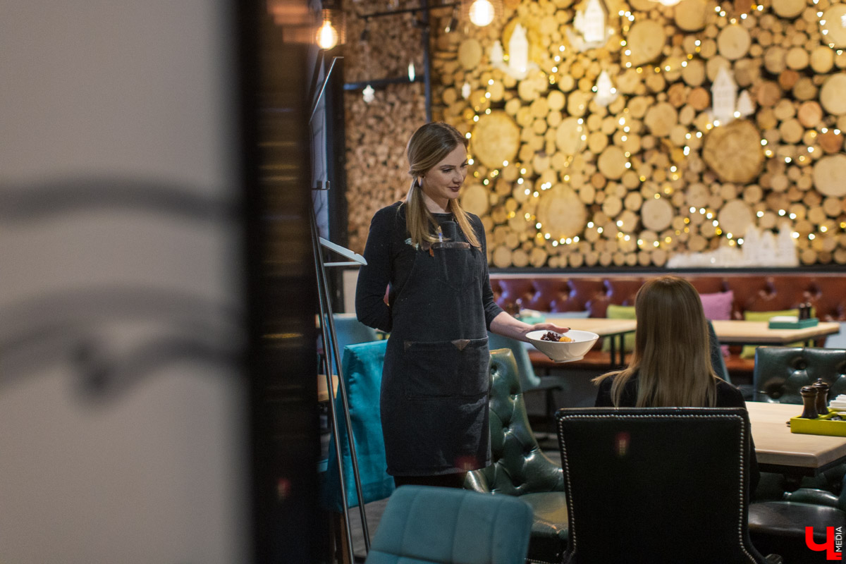 Каково это: работать официантом в ресторане? Как устроена вся эта «кухня»? Журналист испытала это на себе