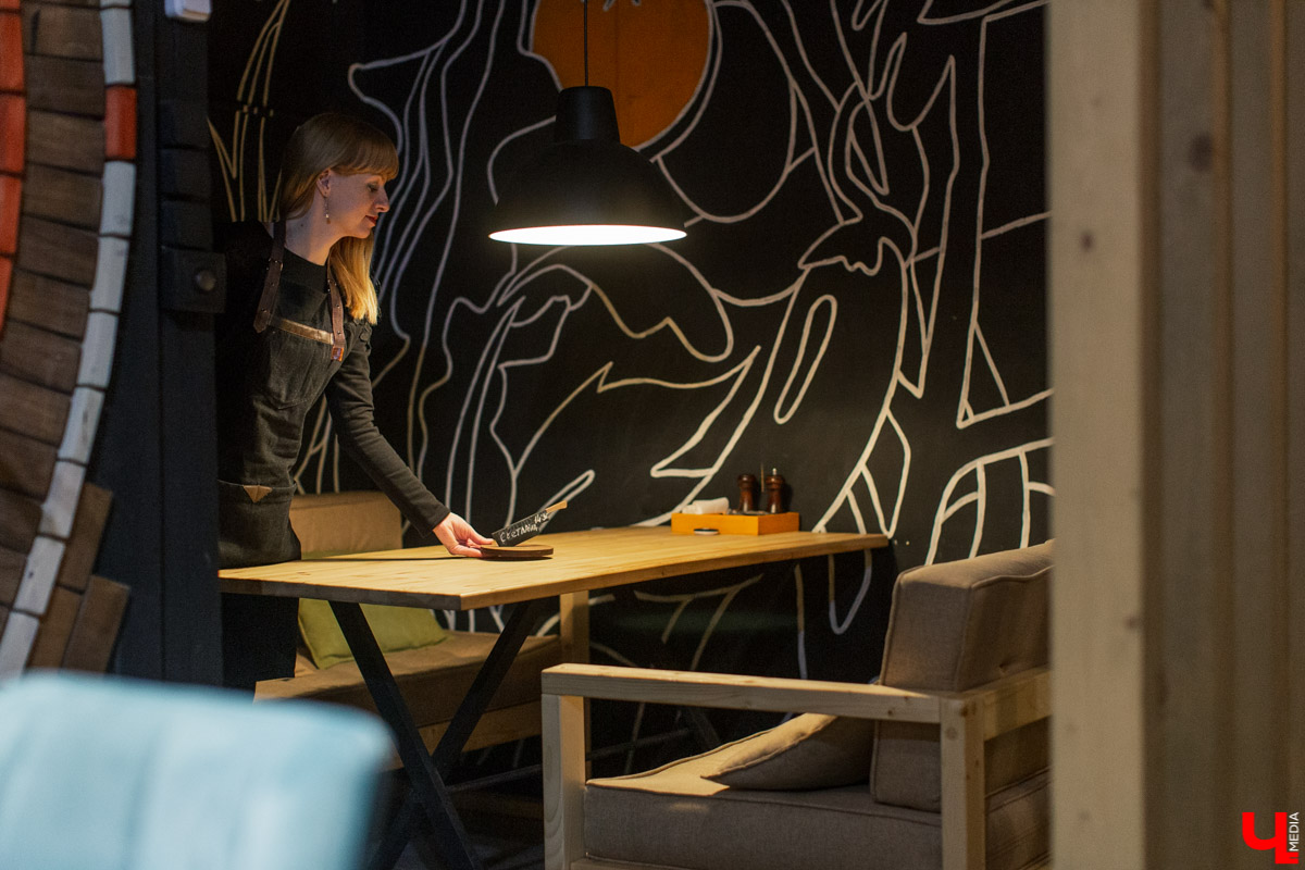 Каково это: работать официантом в ресторане? Как устроена вся эта «кухня»? Журналист испытала это на себе