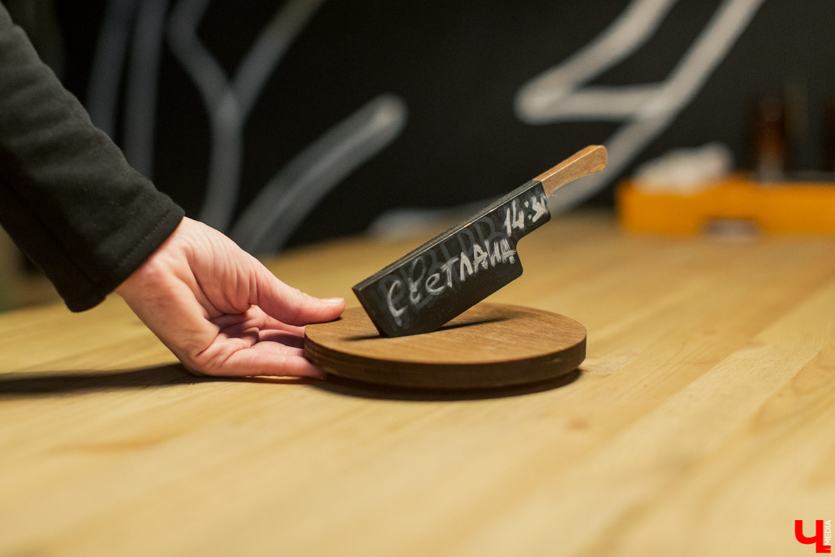 Каково это: работать официантом в ресторане? Как устроена вся эта «кухня»? Журналист испытала это на себе