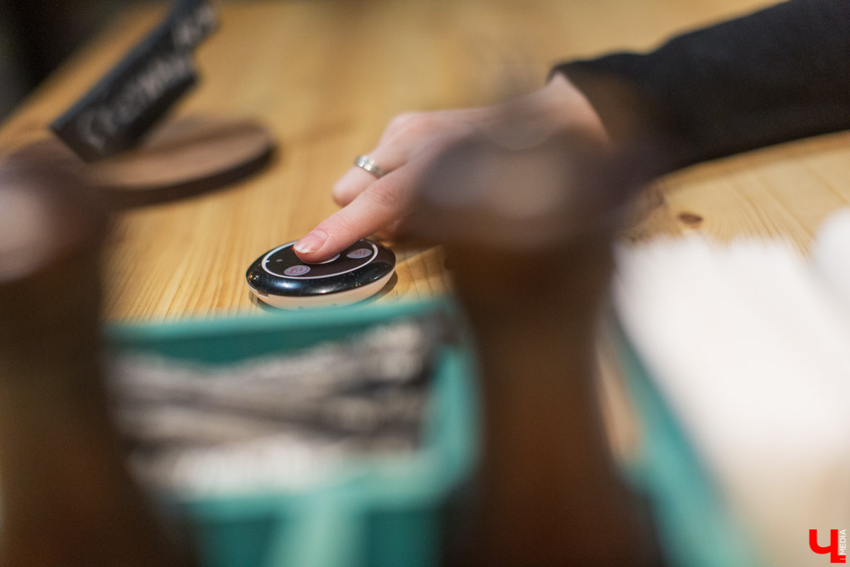 Каково это: работать официантом в ресторане? Как устроена вся эта «кухня»? Журналист испытала это на себе