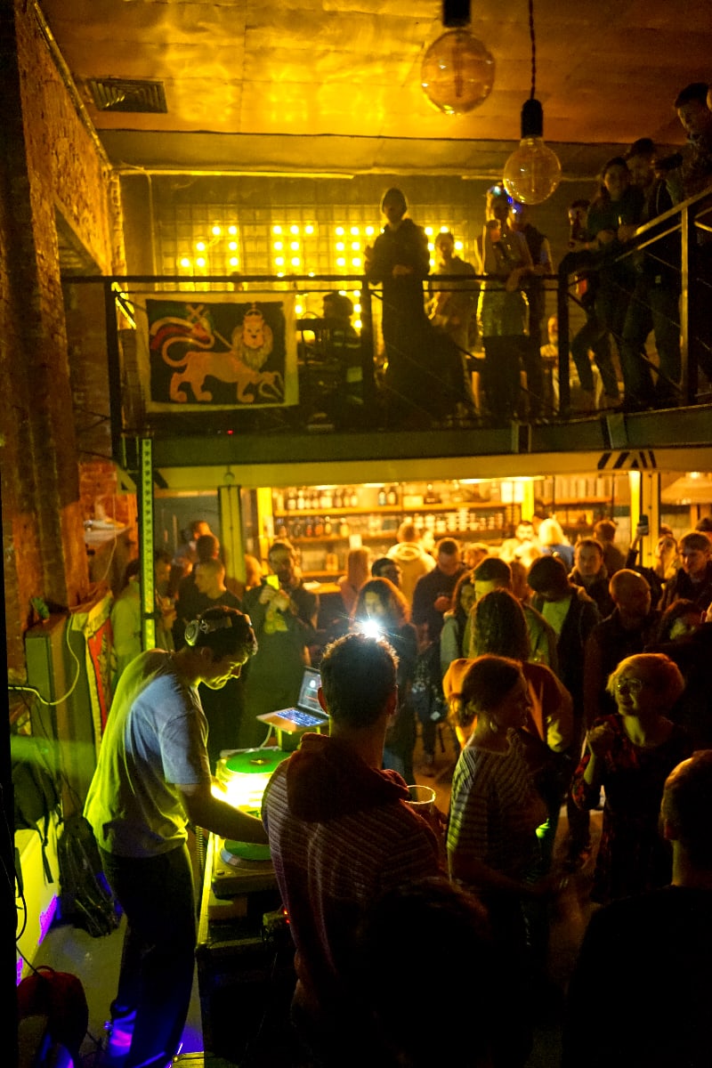 Нетипичные тусовки города с ямайскими мотивами и драм-энд-бэйсом уже полюбились горожанам. Тем, кто не в курсе дела, к прочтению обязательно!