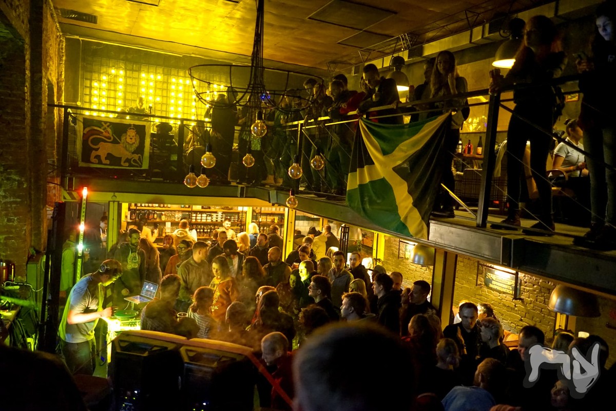 Нетипичные тусовки города с ямайскими мотивами и драм-энд-бэйсом уже полюбились горожанам. Тем, кто не в курсе дела, к прочтению обязательно!