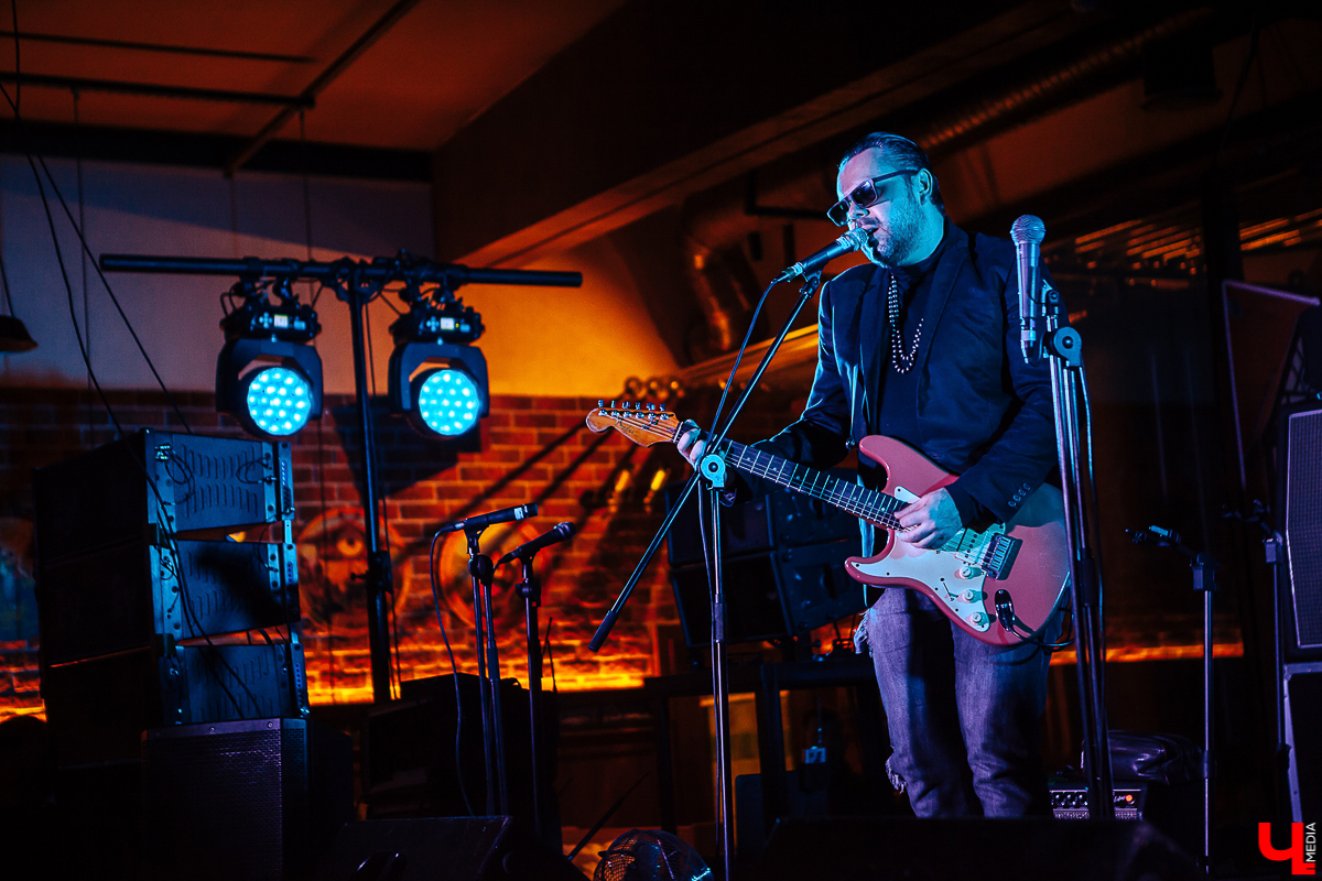 Вечер четверга. В ресторане «Макс Брой» - рок-фестиваль. Участвуют три группы. И какие группы! Герои владимирского рока «Рекорд Оркестр», знаменитые питерцы «Markscheider Kunst» и «темная лошадка» вечера - бразильско-австрийский дуэт «Igor Prado & Raphael Wressning»