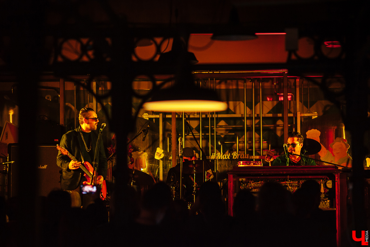 Вечер четверга. В ресторане «Макс Брой» - рок-фестиваль. Участвуют три группы. И какие группы! Герои владимирского рока «Рекорд Оркестр», знаменитые питерцы «Markscheider Kunst» и «темная лошадка» вечера - бразильско-австрийский дуэт «Igor Prado & Raphael Wressning»