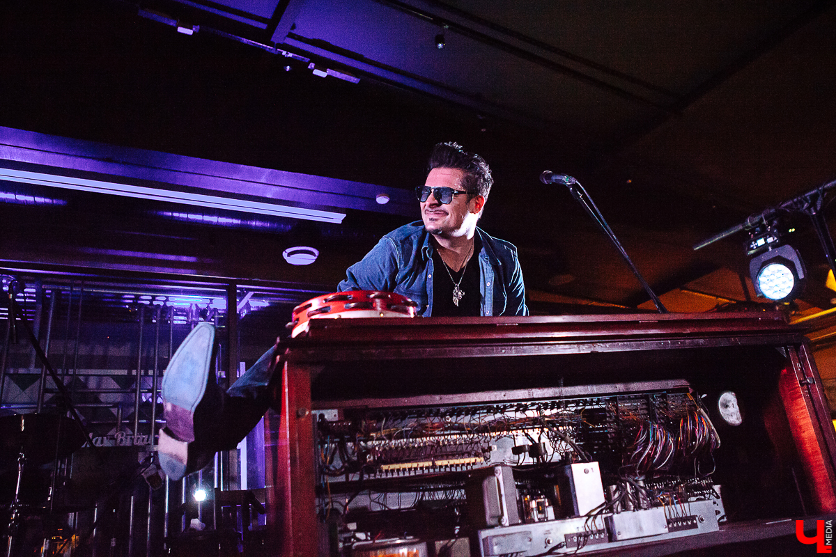 Вечер четверга. В ресторане «Макс Брой» - рок-фестиваль. Участвуют три группы. И какие группы! Герои владимирского рока «Рекорд Оркестр», знаменитые питерцы «Markscheider Kunst» и «темная лошадка» вечера - бразильско-австрийский дуэт «Igor Prado & Raphael Wressning»