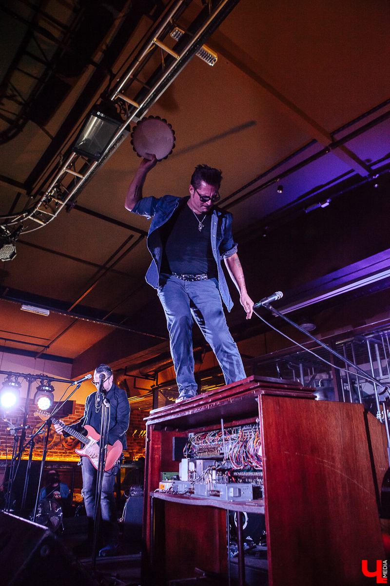 Вечер четверга. В ресторане «Макс Брой» - рок-фестиваль. Участвуют три группы. И какие группы! Герои владимирского рока «Рекорд Оркестр», знаменитые питерцы «Markscheider Kunst» и «темная лошадка» вечера - бразильско-австрийский дуэт «Igor Prado & Raphael Wressning»