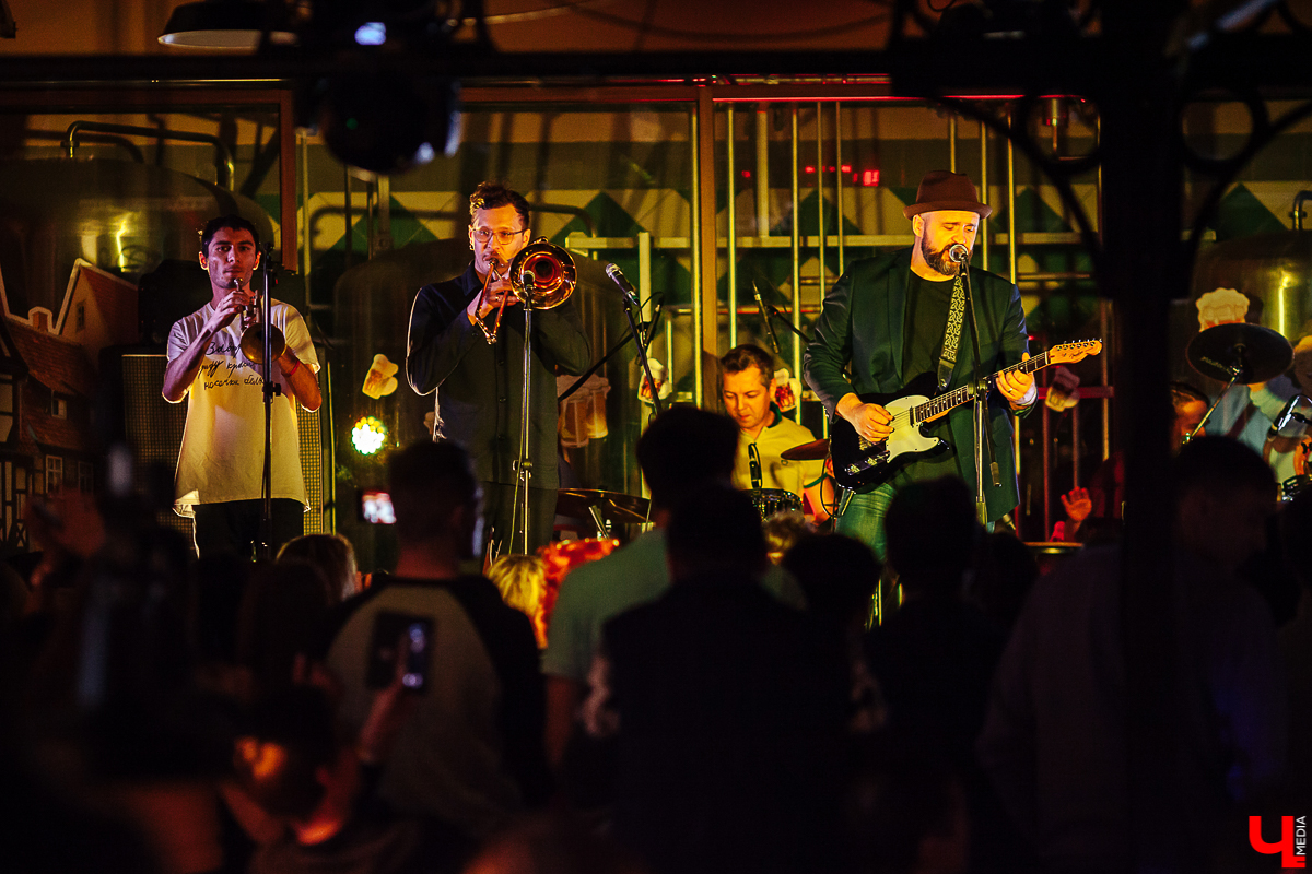 Вечер четверга. В ресторане «Макс Брой» - рок-фестиваль. Участвуют три группы. И какие группы! Герои владимирского рока «Рекорд Оркестр», знаменитые питерцы «Markscheider Kunst» и «темная лошадка» вечера - бразильско-австрийский дуэт «Igor Prado & Raphael Wressning»