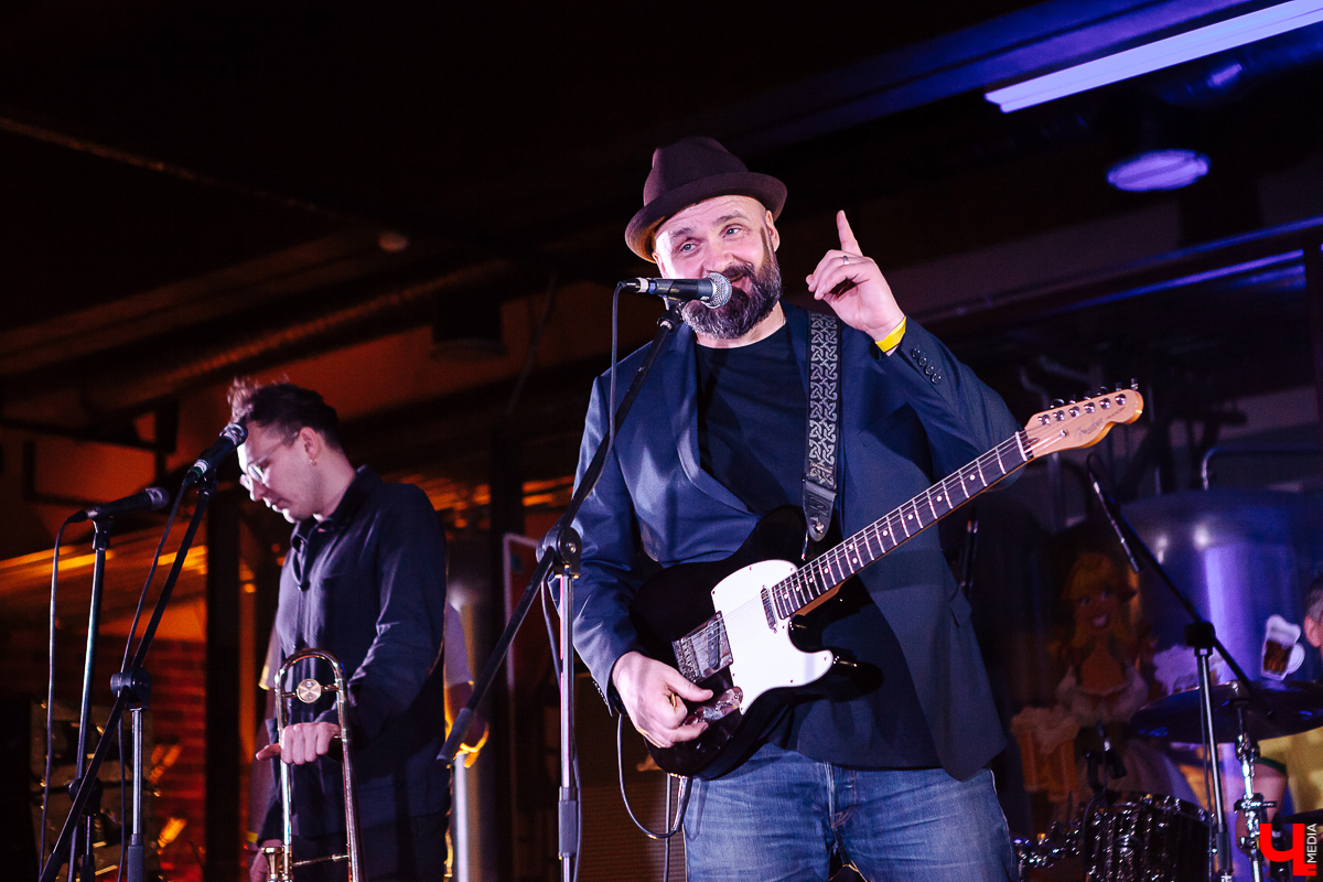 Вечер четверга. В ресторане «Макс Брой» - рок-фестиваль. Участвуют три группы. И какие группы! Герои владимирского рока «Рекорд Оркестр», знаменитые питерцы «Markscheider Kunst» и «темная лошадка» вечера - бразильско-австрийский дуэт «Igor Prado & Raphael Wressning»