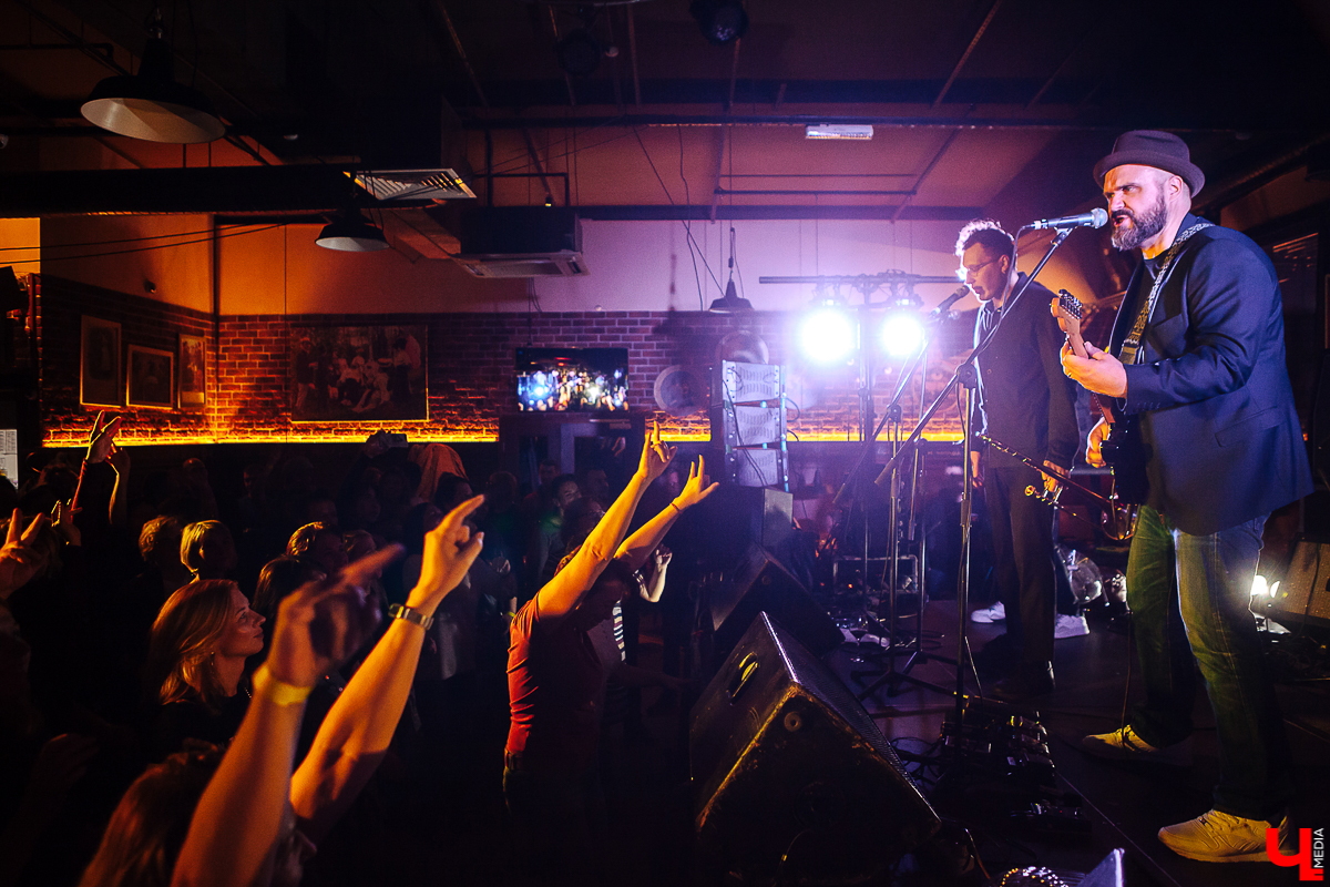 Вечер четверга. В ресторане «Макс Брой» - рок-фестиваль. Участвуют три группы. И какие группы! Герои владимирского рока «Рекорд Оркестр», знаменитые питерцы «Markscheider Kunst» и «темная лошадка» вечера - бразильско-австрийский дуэт «Igor Prado & Raphael Wressning»