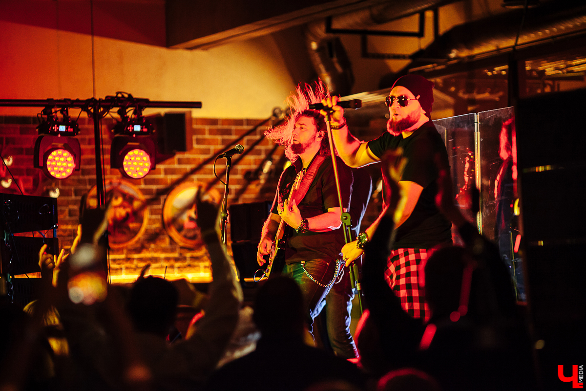 Вечер четверга. В ресторане «Макс Брой» - рок-фестиваль. Участвуют три группы. И какие группы! Герои владимирского рока «Рекорд Оркестр», знаменитые питерцы «Markscheider Kunst» и «темная лошадка» вечера - бразильско-австрийский дуэт «Igor Prado & Raphael Wressning»