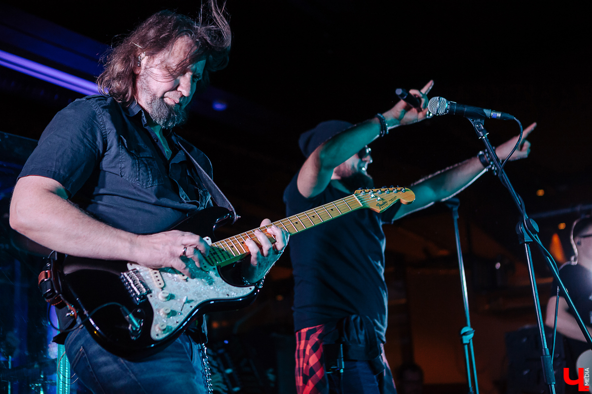 Вечер четверга. В ресторане «Макс Брой» - рок-фестиваль. Участвуют три группы. И какие группы! Герои владимирского рока «Рекорд Оркестр», знаменитые питерцы «Markscheider Kunst» и «темная лошадка» вечера - бразильско-австрийский дуэт «Igor Prado & Raphael Wressning»