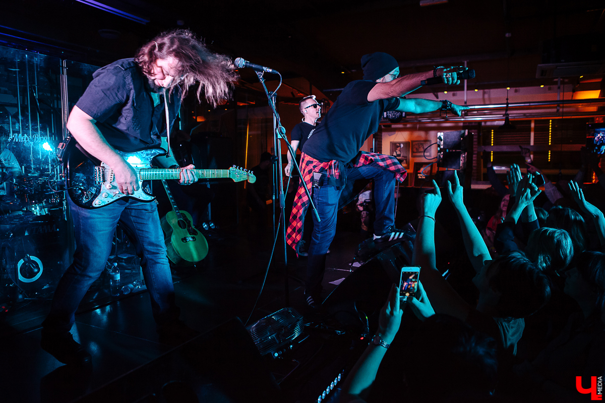 Вечер четверга. В ресторане «Макс Брой» - рок-фестиваль. Участвуют три группы. И какие группы! Герои владимирского рока «Рекорд Оркестр», знаменитые питерцы «Markscheider Kunst» и «темная лошадка» вечера - бразильско-австрийский дуэт «Igor Prado & Raphael Wressning»