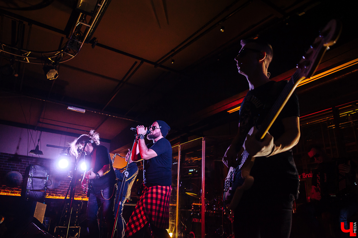 Вечер четверга. В ресторане «Макс Брой» - рок-фестиваль. Участвуют три группы. И какие группы! Герои владимирского рока «Рекорд Оркестр», знаменитые питерцы «Markscheider Kunst» и «темная лошадка» вечера - бразильско-австрийский дуэт «Igor Prado & Raphael Wressning»