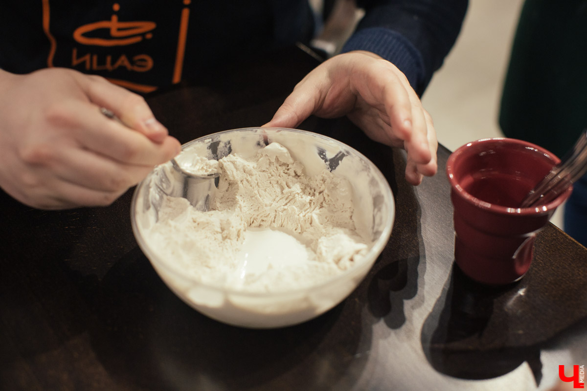 Ток-шоу «Научный холодильник» посвящено вкусняшкам, но так как от одного вида долгожданного снега у владимирцев текут слюнки, ИЦАЭ пошли на хитрость — совместили приятное с интересным