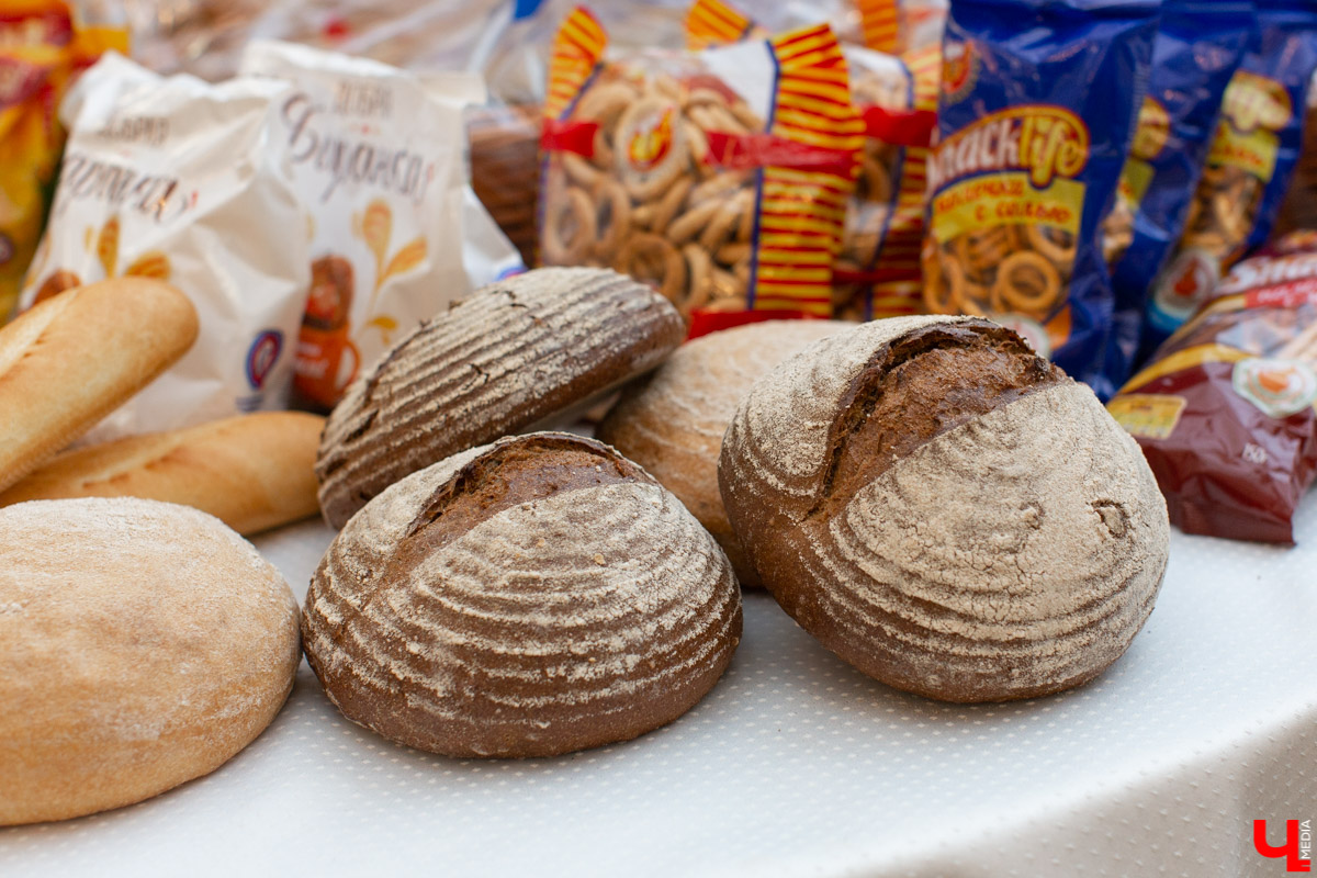 На днях Владимирский хлебокомбинат поздравил журналистов с профессиональным праздником, Днем печати. Но что еще важнее и интереснее - сотрудники предприятия поделились планами на 2020-й год