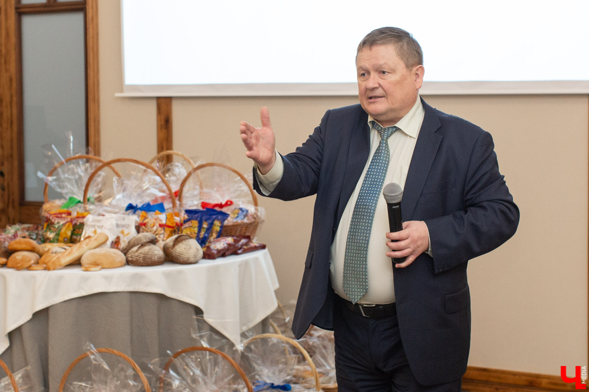 На днях Владимирский хлебокомбинат поздравил журналистов с профессиональным праздником, Днем печати. Но что еще важнее и интереснее - сотрудники предприятия поделились планами на 2020-й год