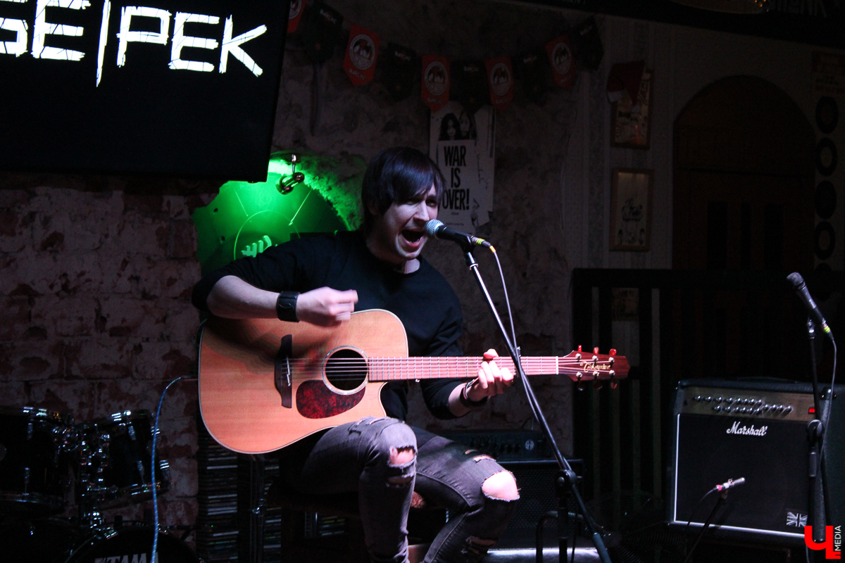 2 февраля во Владимире прошло выступление Дениса Михайлова – лидера и солиста группы «Обе-Рек». К нам в город он приехал уже в третий раз, и снова с акустической программой. Концерт прошел в творческой лаборатории «Другой Бар»