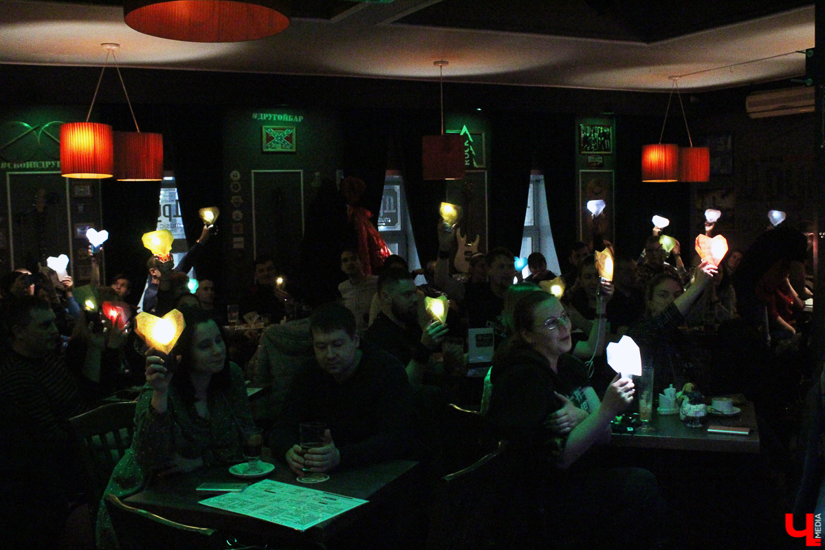 2 февраля во Владимире прошло выступление Дениса Михайлова – лидера и солиста группы «Обе-Рек». К нам в город он приехал уже в третий раз, и снова с акустической программой. Концерт прошел в творческой лаборатории «Другой Бар»